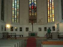 Laucha an der Unstrut - Blick auf den Altar und die wundersch�nen Fenster der Kirche St. Marien - Aufnahme vom 15.08.2004