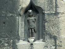 Laucha an der Unstrut - Kirche St. Marien - Figur �ber dem vorderen Portal am Kirchturm - Aufnahme vom 27.08.2006