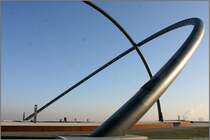 Eine Teilansicht des Horizontobservatorium, das auf dem n�rdlichen Gipfelplateau der Bergehalde Hohe Ward errichtet wurde. Der Meridian- und der �quatorbogen haben einen Radius von knapp 46m, die Stahlrohre selbst einen Durchmesser von 1,41m und eine Wandst�rke von 18 bis 50mm. Meridian- und �quatorbogen werden auf einer H�he von �ber 31m miteinander gekoppelt. Herten 30.12.2008
Weitere Infos: http://de.wikipedia.org/wiki/Halde_Hoheward  und  http://www.herten.de/emscherbruch2004/