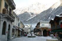 Charmonix Ende November 2005. Die Mittagssonne steigt nicht mehr �ber den Gipfel des Mont Blanc und die Stadt liegt im eisigen Schatten des h�chsten Berg von Europa. W�hrend auf der italienischen Seite sonnig 3�C ins Stra�encaf� einluden, gab es hier -10�C; 27.11.2005