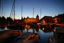 Auf dem Weg von Lussane anch Genf kam ich durch Morges. Die D�mmerung �ber den Genfer See und das sch�ne Motiv mit dem Yachthafen von Morges stoppten meine Fahrt und ich packte Stativ und Kamera aus... ;26.11.2005