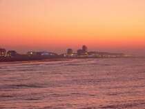 Die Abendd�mmerung in Richtung S�den.
Die Aufnahme wurde auf dem Pier in Oostende gemacht. Leider ist das Bild nicht sehr scharf, sondern eher verschwommen, trotzdem finde ich es irgendwie stimmungsvoll.
