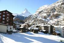 Blick �ber Zermatt zum Wahrzeichen der Stadt - dem 4.478m hohen Matterhorn; 12.12.2005