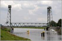 S�dwestlich von Elsfleth quert die B 212 die Hunte, die hier noch Seeschifffahrtsstra�e ist. Damit die Seeschiffe passieren k�nnen, muss die Stra�e mit dieser Hubbr�cke angehoben werden. 12.08.2007