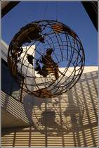 Der Globus am Deutschen Auswandererhaus in Bremerhaven wirft in der sp�therbstlichen Abendsonne ein interessantes Schattenspiel. Aufnahmedatum: 10.12.2006