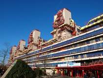 L�nge 257m, Breite 134m, H�he 54m.Das Klinikum in Aachen, seit kurzem steht dieses Geb�ude unter Denkmalschutz als Zeugnis der Hightech Architektur in Deutschland.
