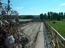 Laucha an der Unstrut - Br�ckenbau - die alte Flutbr�cke wird demontiert - 10.07.2005