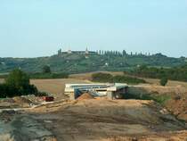 Laucha an der Unstrut - Br�ckenbau - da fehlt der neuen Br�cke noch die Stra�enanbindung - oberhalb der Fliegerhort - 16.08.2005