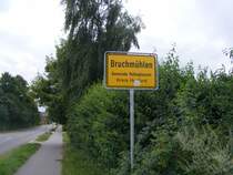 Bruchm�hlen - Gemeinde R�dinghausen , Kreis Herford
Bruchm�hlen ein Ort zwei Bundesl�nder   ( Landkreis Osnabr�ck, Stadt Melle )
dieses Schild steht auf der Seite von  noch  Melle man sieht linke Seite das Bruchm�hlen von NRW.
Aufnahme vom Sommer 2008 