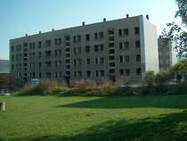 Laucha an der Unstrut - 2 f�r den Abriss vorgesehene 24-WE-Wohnbl�cke Am Stadtfeld 49-53 und 43-47 - Foto vom 11.10.2005