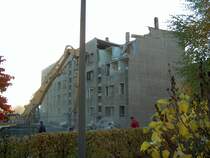 Laucha an der Unstrut - Der Abriss des 1. 24-WE-Wohnblocks Am Stadtfeld 49-51-53 beginnt - Foto vom 26.10.2005