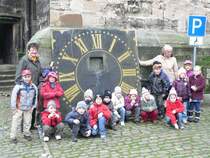 Laucha an der Unstrut - Zifferblattwechsel an der Kirchturmuhr - die Knirpse der Kindertagesst�tte  Gl�ckchen  staunten nicht schlecht �ber die Gr��e - 16.11.2008