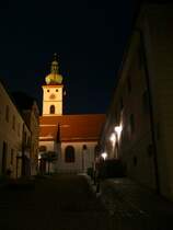 Blick auf den Kirchplatz mit der Stadtpfarrkirche und dem Kirchturm