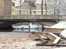 Laucha an der Unstrut - die Br�cke am Wehr - rechts die Fischtreppe in braunen Fluten - Foto vom 12.02.2009
