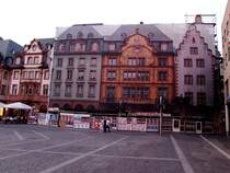 Auf Ger�stnetzen aufgemalte H�userfassaden; 080902