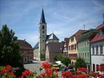 Blick von der Rathaustreppe �ber den Marktplatz der fr�nkischen Kleinstadt Aub im Landkreis W�rzburg auf die Stadtpfarrkirche  Maria-Himmelfahrt  in der sich die  Kreuzigungsgruppe  von Tilman Riemenschneider befindet. Zahlreiche weitere Bilder aus der Stadt Aub finden Sie in der Bildergalerie auf: ... >>> www.Bildergalerien.May-Stadt-Aub.de ... <<<< >>>> Fotos (C) Robert May Viel Freude dabei w�nscht Ihnen Robert May



