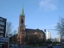 Kirche am Martin-Luther-Platz in D�sseldorf mit dem Drei-Scheiben-Haus im Hintergrund.