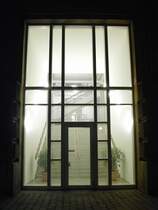 Hell erleuchtetes Treppenhaus eines alten Verwaltungsgeb�udes am s�dlichen D�sseldorfer Rheinufer.