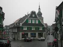 Ein gro�es, mit Schieferplatten verkleidetes Haus und die Kirche in Remscheid-Lennep am 12.03.2004.