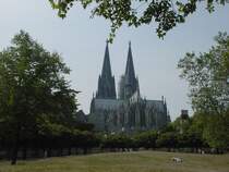 Der K�lner Dom, von der Rheinpromenade her gesehen, am 21.08.2003.