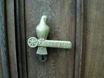 Eine Friedenstaube als T�rklinke an einem Haus in Osnabr�ck.