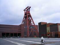 Der F�rderturm �ber Schacht 12 der Zeche Zollverein in Essen-Katernberg.