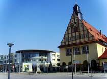 Alt und neu nah beieinander, das Schkeuditzer Rathaus und das Rathaus-Carr� am 01.04.2009