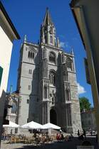 Zwischen den H�usern w�chst das Konstanzer M�nster empor. Frisch herausgepellt aus der 12-j�hringen Schale, ein kleiner Rest des Ger�sts ist unten noch sichtbar. (07.07.07)