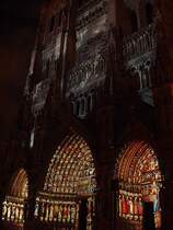 Amiens, Kathedrale Notre Dame. Westfassade wird mit Farblaser beleuchtet: Cath�drale en couleur. 24. Dez. 2004, 20:15