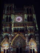 Amiens, Kathedrale Notre Dame. Westfassade wird mit Farblaser beleuchtet: Cath�drale en couleur. 21. Aug. 2007, 22:45
