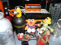 Ernie und Bert aus der Sesamstra�e im Schaufenster eines Second-Hand-Ladens in der n�rdlichen Bochumer Innenstadt am 26. April 2008.