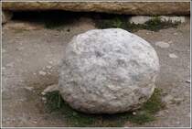 Mit solchen etwa medizinballgro�en Steinkugeln wurden die gro�en Steinbl�cke in der pr�historischen Tempelanlage in Tarxien bewegt. 20.03.2009