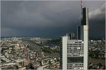 Frankfurt vom Maintower aus. Im Vordergrund das Commerzbank Hochhaus von Norman Forster. 1.6.2006 (Matthias)