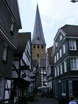 Der Turm einer Kirche in der Altstadt von Hattingen am 15. April 2009.