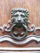 Ein T�rklopfer in der Altstadt von Hattingen am 15. April 2009.