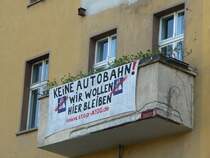 In Berlin soll in den n�chsten Jahren die Autobahn A100 bis zum Treptower Park verl�ngert werden. Dieses vom Bund finanzierte Projekt kostet 420 Millionen Euro f�r eine Strecke von 3,2 km und ist damit das teuerste Autobahnst�ck Deutschlands. Am heutigen 19.4.2009 wurde dagegen demonstriert - mit einer Fahrrad- und Skaterdemonstration. Im Bild der dekorierte Balkon eines der vier Wohnh�user in der Beermannstra�e, das - neben vielen Kleing�rten - der Autobahn weichen soll.