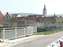 Laucha an der Unstrut - Blick von der Schleuse auf die H�user am Wehr - 12.04.2009 
