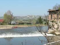 Laucha an der Unstrut - Blick auf das Wehr - im Hintergrund der  Fliegerhorst  und die Weinberge - 12.04.2009 
