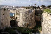 M�chtig sind die Mauern Vallettas. Hier ein Blick auf die St. Michael's Bastion. 21.03.2009