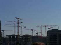 Neben der alten Hamburger Speicherstadt, soll in ca. 3 Jahren die neue  Hafencity  fertig sein. Dieser Stadtteil soll dann neuen Bewohnern die Chance geben, sich im Gro�stadtleben einzugew�hnen und dort einen Platz zu finden. Im Moment sieht es jedoch so aus wie auf diesem Bild hier. Eine Gro�baustelle mit einer Vielzahl von Kr�hnen.