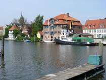Binnenhafen mit Blick auf Br�ckenhaus, Wiebeke-Kruse-Turm, Salzspeicher und Schlepper FLENSBURG; Gl�ckstadt, 26.04.2009
