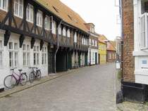 Typisch d�nische Gasse in Ribe. Schmal, Pflastersteine und eine eher schief wirkende Bauweise der H�user. Ribe ist die �lteste Stadt in D�nemark