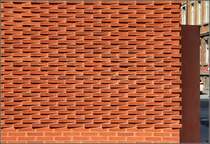 Ungew�hnliche Backsteinfassade eines Wohnhauses in Neu-Ulm, Architekten: Fink und Jocher. 22.03.2009 (Matthias)