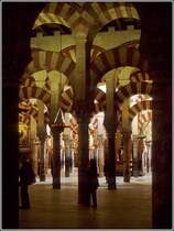 In der Mezquita von C�rdoba. Mit dem Bau wurde bereits im 8. Jh. begonnen. Die Anlage ist rund 23 000 m� gro� und verf�gt �ber eine gigantische Bethalle mit ann�hernd 1 000 S�ulen. Scan eines Dias aus dem Fr�hjahr 2000.