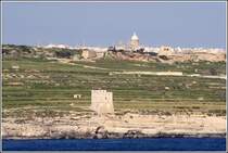 An der S�dk�ste Gozos steht der Mgarr ix-Xini Tower (in der Karte markiert), im Hintergrund ist die ca. 3 km entfernte Kirche von Nadur zu sehen. 23.03.2009