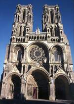 Laon, Kathedrale Notre Dame, Westfassade mit 55 m hohen T�rmen. Bau ab 1155, sch�nes Beispiel der Fr�hgotik. Scan ab Dia, Okt. 1995