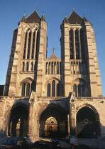 Noyon, Kathedrale Notre Dame, Westfassade. Diese gebaut 1220-1231, T�rme 62 m hoch. Baubeginn der Kathedrale selbst nicht datiert, wahrscheinlich ab etwa 1149. Weiteres Beispiel der Fr�hgotik. Scan ab Dia, Okt. 1995
