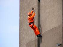 Ein Angeh�riger der Grubenwehr der Zeche Auguste Victoria 3/7 in Marl bei einer Abseil�bung am Tag der offenen T�r am 9. Mai 2009. 
