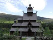 Stabkirche von Gol. Zum klassischen Erscheinungsbild der Stabkirchen geh�ren die �bereinandergestaffelten D�cher, die Dachreiter, der Waffengang (Sval) und die vielen geschnitzten Fabeltierfiguren der Wikingerzeit.