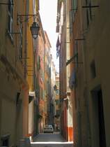 Tiefe und schmale Gassen in der Altstadt von Nizza spenden auch im warmen Sommer k�hlen Schatten.
(April 2009)